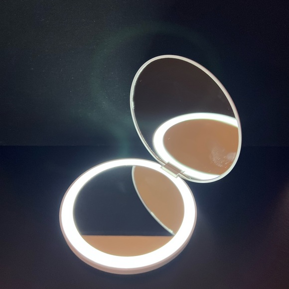 LED compact mirror - Picture 2 of 5